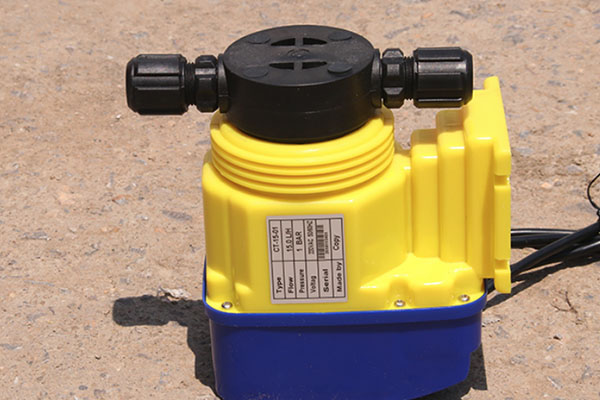 加药泵计量泵的隔膜片出现了不能修理的故障,该如何处理